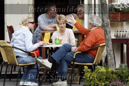 Amsterdam 2 mei 2006
Tjitske Reijenga op terras met haar schoonouders Jules en Puck Croiset