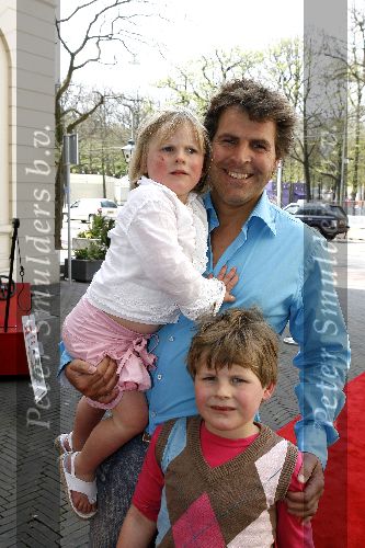 Den haag 3 mei 2006
Premiere Pluk van de Petteflet.
Toine v peperstraten met zijn kinderen