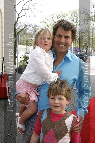 Den haag 3 mei 2006
Premiere Pluk van de Petteflet.
Toine v peperstraten met zijn kinderen