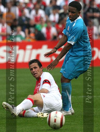 Rotterdam, 7 Mei 2006
Finale KNVB Beker AJAX-PSV, eindstand 2-1
Jefferson Farfan in duel met Tomas Galasek
© Foto Edwin an Zandvoort