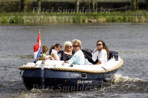 Amsterdam 4 mei 2006
Ton Veerkamp en Hanny Veerkamp en Rossana Lima met kinderen varen met boot op de Amstel