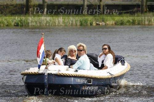 Amsterdam 4 mei 2006
Ton Veerkamp en Hanny Veerkamp en Rosanna Lima met kinderen varen met boot op de Amstel