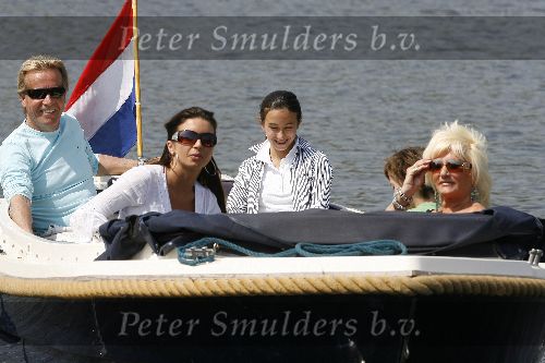Amsterdam 4 mei 2006
Ton Veerkamp en Hanny Veerkamp en Rossana Lima met kinderen varen met boot op de Amstel