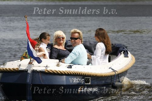 Amsterdam 4 mei 2006
Ton Veerkamp en Hanny Veerkamp en Rossana Lima met kinderen varen met boot op de Amstel