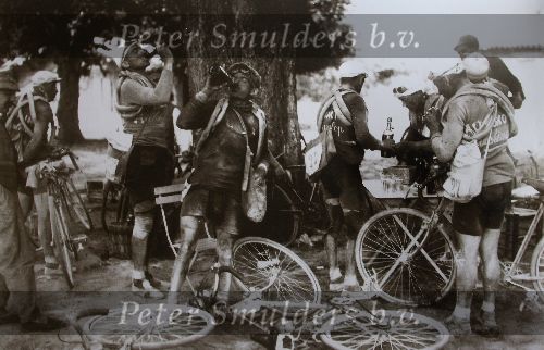 Tour de France 1920 met rokende en drinkende wielrenners