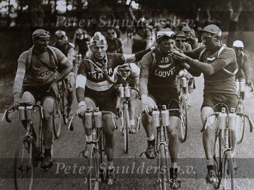 Tour de France 1920 met rokende en drinkende wielrenners