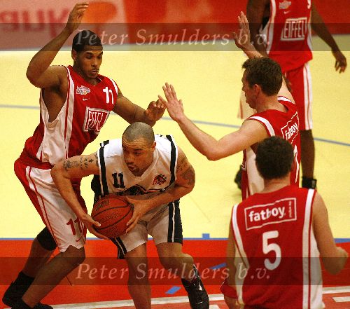 Den Bosch, 18 Mei 2006
Play Offs Basketbal Ned, Kampioenschap tussen Eifel Towers Den Bosch- MPC Capitols, eindstand 86-82 in The best of Seven De stand na 3 wedstrijden 2-1 in het voordeel van Den Bosch
Travis Reed
© foto Edwin van Zandvoort