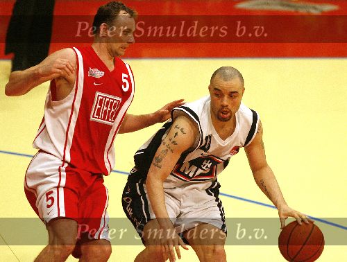 Den Bosch, 18 Mei 2006
Play Offs Basketbal Ned, Kampioenschap tussen Eifel Towers Den Bosch- MPC Capitols, eindstand 86-82 in The best of Seven De stand na 3 wedstrijden 2-1 in het voordeel van Den Bosch
Travis Reed
© foto Edwin van Zandvoort
