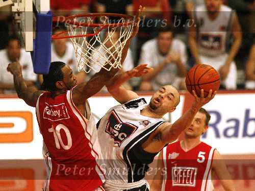 Den Bosch, 18 Mei 2006
Play Offs Basketbal Ned, Kampioenschap tussen Eifel Towers Den Bosch- MPC Capitols, eindstand 86-82 in The best of Seven De stand na 3 wedstrijden 2-1 in het voordeel van Den Bosch
Travis Reed
© foto Edwin van Zandvoort