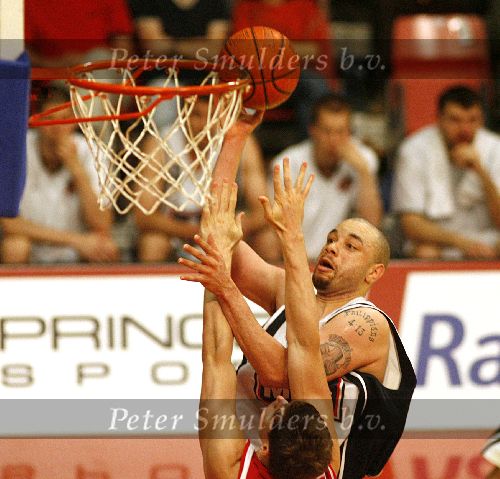 Den Bosch, 18 Mei 2006
Play Offs Basketbal Ned, Kampioenschap tussen Eifel Towers Den Bosch- MPC Capitols, eindstand 86-82 in The best of Seven De stand na 3 wedstrijden 2-1 in het voordeel van Den Bosch
Travis Reed
© foto Edwin van Zandvoort