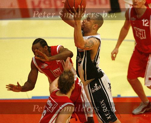 Den Bosch, 18 Mei 2006
Play Offs Basketbal Ned, Kampioenschap tussen Eifel Towers Den Bosch- MPC Capitols, eindstand 86-82 in The best of Seven De stand na 3 wedstrijden 2-1 in het voordeel van Den Bosch
Travis Reed
© foto Edwin van Zandvoort