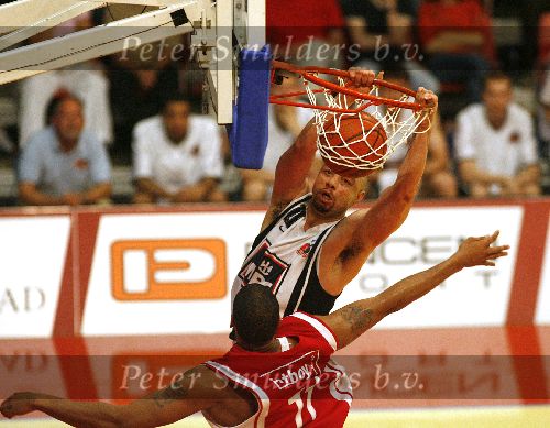 Den Bosch, 18 Mei 2006
Play Offs Basketbal Ned, Kampioenschap tussen Eifel Towers Den Bosch- MPC Capitols, eindstand 86-82 in The best of Seven De stand na 3 wedstrijden 2-1 in het voordeel van Den Bosch
Travis Reed
© foto Edwin van Zandvoort