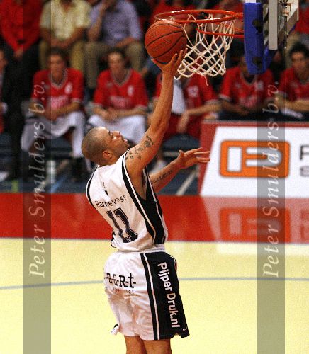 Den Bosch, 18 Mei 2006
Play Offs Basketbal Ned, Kampioenschap tussen Eifel Towers Den Bosch- MPC Capitols, eindstand 86-82 in The best of Seven De stand na 3 wedstrijden 2-1 in het voordeel van Den Bosch
Travis Reed
© foto Edwin van Zandvoort