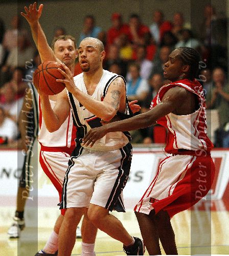 Den Bosch, 18 Mei 2006
Play Offs Basketbal Ned, Kampioenschap tussen Eifel Towers Den Bosch- MPC Capitols, eindstand 86-82 in The best of Seven De stand na 3 wedstrijden 2-1 in het voordeel van Den Bosch
Travis Reed
© foto Edwin van Zandvoort
