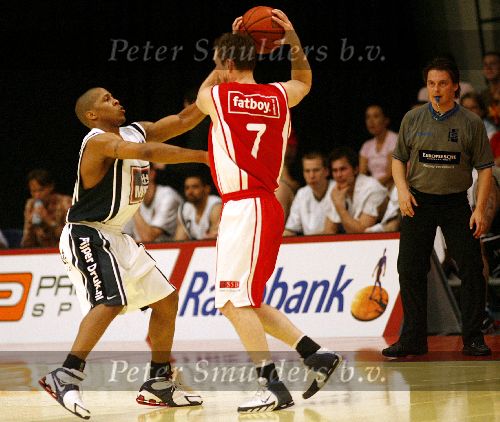 Den Bosch, 18 Mei 2006
Play Offs Basketbal Ned, Kampioenschap tussen Eifel Towers Den Bosch- MPC Capitols, eindstand 86-82 in The best of Seven De stand na 3 wedstrijden 2-1 in het voordeel van Den Bosch Travis Young
© foto Edwin van Zandvoort