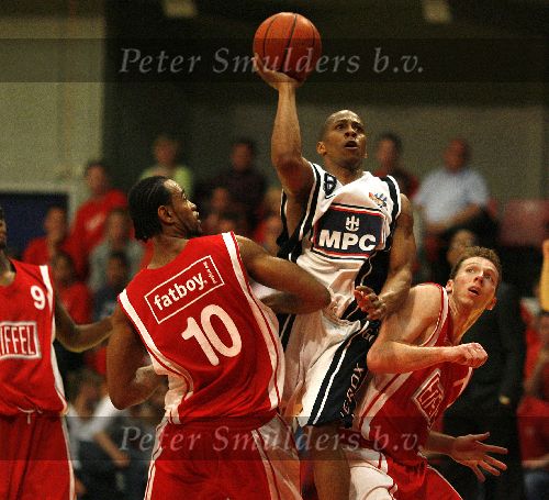 Den Bosch, 18 Mei 2006
Play Offs Basketbal Ned, Kampioenschap tussen Eifel Towers Den Bosch- MPC Capitols, eindstand 86-82 in The best of Seven De stand na 3 wedstrijden 2-1 in het voordeel van Den Bosch Travis Young
© foto Edwin van Zandvoort