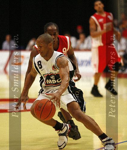 Den Bosch, 18 Mei 2006
Play Offs Basketbal Ned, Kampioenschap tussen Eifel Towers Den Bosch- MPC Capitols, eindstand 86-82 in The best of Seven De stand na 3 wedstrijden 2-1 in het voordeel van Den Bosch
Travis Young
© foto Edwin van Zandvoort