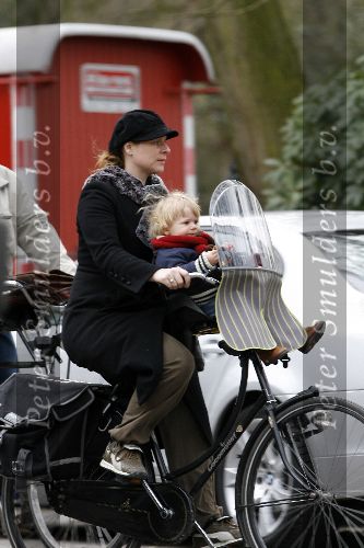 Amsterdam 6 april 2006
 Trijntje Oosterhuis met zoontje boodschappen doen op de fiets