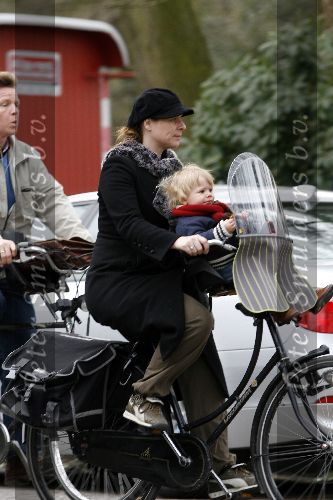 Amsterdam 6 april 2006
 Trijntje Oosterhuis met zoontje boodschappen doen op de fiets