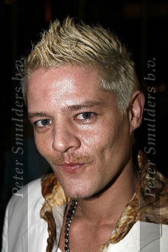 Amsterdam 7 maart 2006
Premiere ik omhels je met 1000 armen in Pathe arena.
Tygo Gernandt