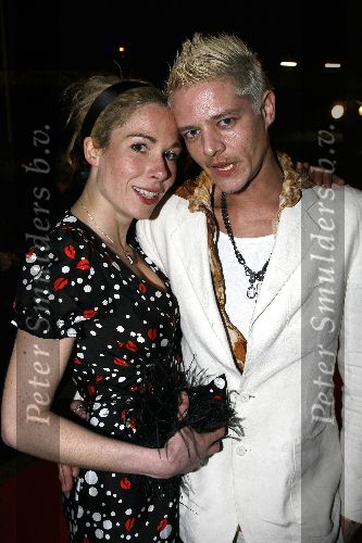 Amsterdam 7 maart 2006
Premiere ik omhels je met 1000 armen in Pathe arena.
Tygo Gernandt met halina Reijn
