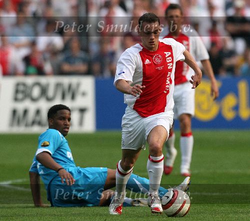 Rotterdam, 7 Mei 2006
Finale KNVB Beker AJAX-PSV, eindstand 2-1
Jefferson Farfan in duel met Wesley Sneijder
© Foto Edwin an Zandvoort