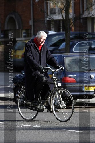 Amsterdam 22 maart 2006
Wim Kok op weg naar zijn werk op de fiets