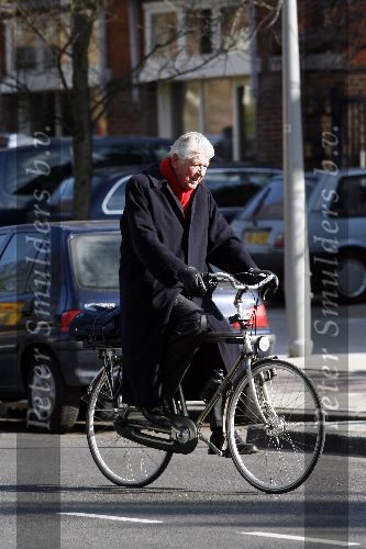 Amsterdam 22 maart 2006
Wim Kok op weg naar zijn werk op de fiets