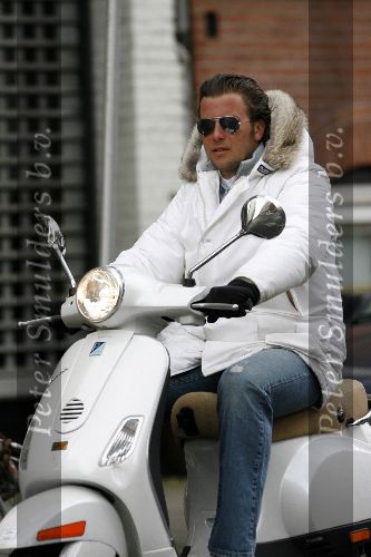 Amsterdam 4 maart 2006
Winston Gerschtanowitz op vespa scooter met zonnebril