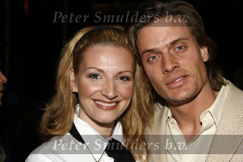 Amsterdam 7 maart 2006
Premiere ik omhels je met 1000 armen in Pathe arena.
Winston Post met zijn vrouw Denise