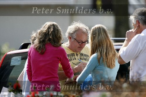 Bergen aan zee 6 mei 2006
Youp van t Hek boodschappen doen in Bergen. Youp deelt handtekeningen uit aan jeugdige fans