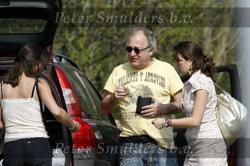 Bergen aan zee 6 mei 2006
Youp van t Hek  met zijn dochter en vrouw Debbie Petter