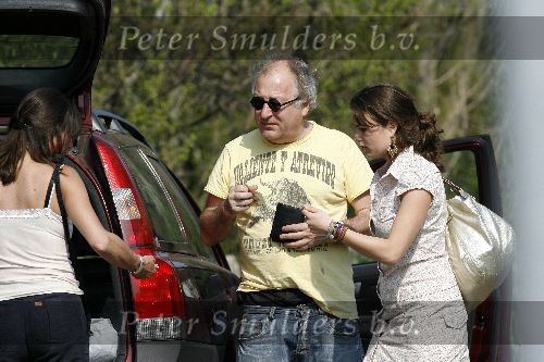 Bergen aan zee 6 mei 2006
Youp van t Hek  met zijn dochter en vrouw Debbie Petter