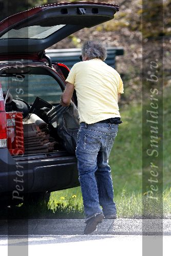 Bergen aan zee 6 mei 2006
Youp van t Hek  brengt het grove vuil naar de stortplaats. Onderweg springt de achterklep van zijn auto open en verliest hij o a een broodtrommel
