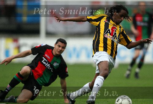Nijmegen, 3 Mei 2006 Wedstrijd in de Play offs 2e wedstrijd NEC-Vitesse, eindstand 1-1 Seizoen 2005/2006
Youssof Hersi in duel met Ronildo Tininho
© foto Edwin van Zandvoort