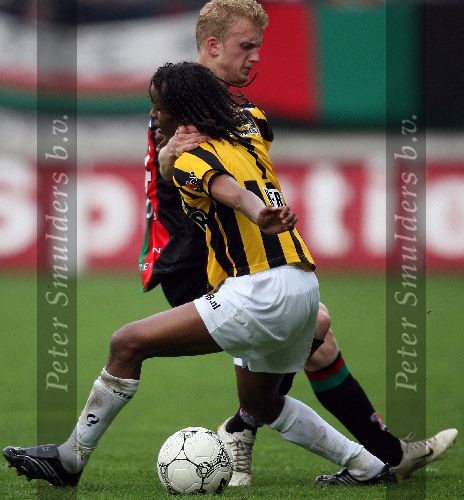 Nijmegen, 3 Mei 2006 Wedstrijd in de Play offs 2e wedstrijd NEC-Vitesse, eindstand 1-1 Seizoen 2005/2006
Youssof Hersi in duel met Rutger Worm
© foto Edwin van Zandvoort