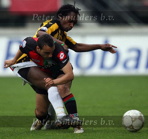 Nijmegen, 3 Mei 2006 Wedstrijd in de Play offs 2e wedstrijd NEC-Vitesse, eindstand 1-1 Seizoen 2005/2006
Youssof Hersi in duel met Said Boutahar
© foto Edwin van Zandvoort