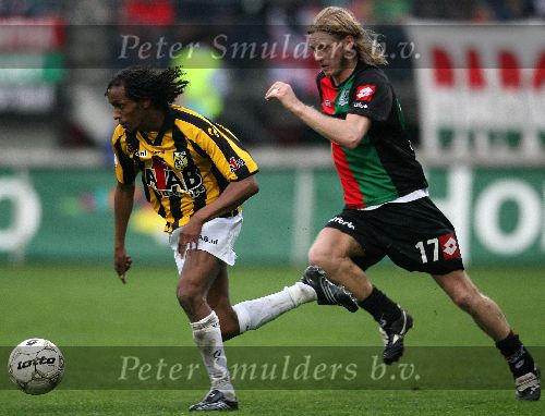 Nijmegen, 3 Mei 2006 Wedstrijd in de Play offs 2e wedstrijd NEC-Vitesse, eindstand 1-1 Seizoen 2005/2006
Youssof Hersi in duel met Bjorn v d Doelen
© foto Edwin van Zandvoort