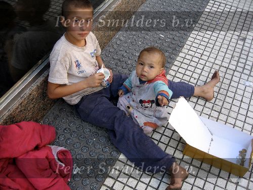 Buenos Aires 29 maart 2006
2 zwerfkinderen in de straten van Buenos Aires.
een jongetje geeft zijn 6 maanden oude broertje yochurt die hij van een mevrouw gekregen heeft.