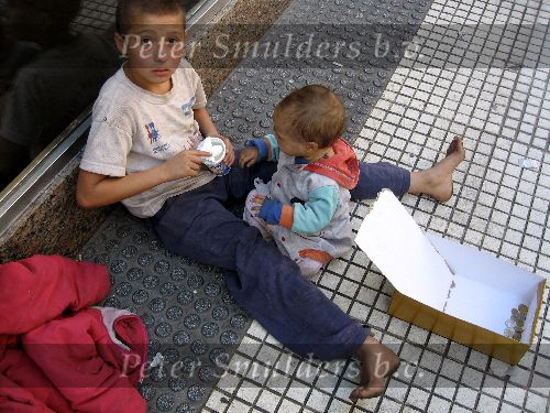 Buenos Aires 29 maart 2006
2 zwerfkinderen in de straten van Buenos Aires.
een jongetje geeft zijn 6 maanden oude broertje yochurt die hij van een mevrouw gekregen heeft.
