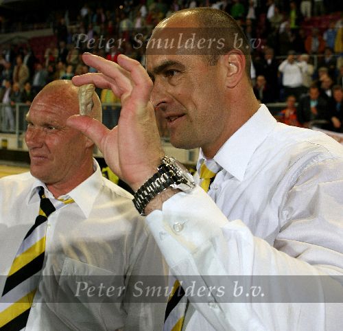 Breda, 9 Mei 2006 Laatste wedstrijd in de play-offs voor degradatie/promotie eredivisie Seizoen 2005/2006
NAC-FC Volendam, eindstand 0-0
Blijdschap en gelukssteen bij John Karelse en Koos Waslander
© Edwin van Zandvoort