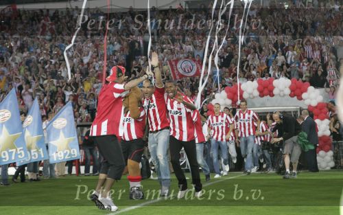 Eindhoven, 2 Mei 2007 Tweed agen na het onverwachte landskampioenschap van PSV Seizoen 2006/2007 was er een huldiging voor de PSV Selektie.
Op de foto Alex PSV met Eduardo Alcides