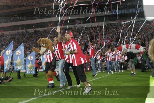 Eindhoven, 2 Mei 2007 Tweed agen na het onverwachte landskampioenschap van PSV Seizoen 2006/2007 was er een huldiging voor de PSV Selektie.
Op de foto Alex PSV met Eduardo Alcides en Diego Tardelli