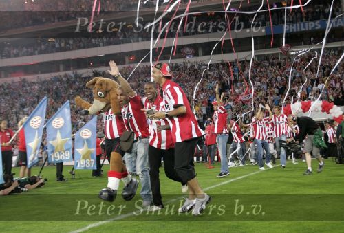 Eindhoven, 2 Mei 2007 Tweed agen na het onverwachte landskampioenschap van PSV Seizoen 2006/2007 was er een huldiging voor de PSV Selektie.
Op de foto Alex PSV met Eduardo Alcides en Diego Tardelli