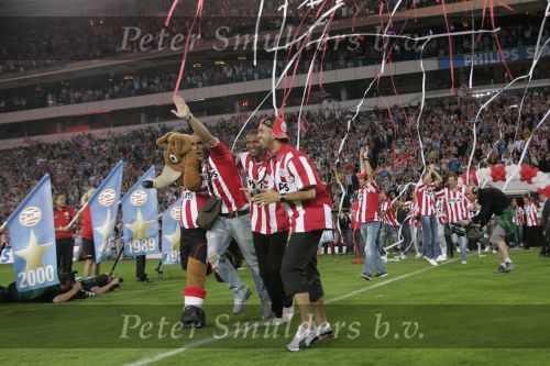 Eindhoven, 2 Mei 2007 Tweed agen na het onverwachte landskampioenschap van PSV Seizoen 2006/2007 was er een huldiging voor de PSV Selektie.
Op de foto Alex PSV met Eduardo Alcides en Diego Tardelli