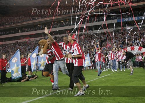 Eindhoven, 2 Mei 2007 Tweed agen na het onverwachte landskampioenschap van PSV Seizoen 2006/2007 was er een huldiging voor de PSV Selektie.
Op de foto Alex PSV met Eduardo Alcides en Diego Tardelli