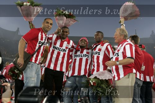 Eindhoven, 2 Mei 2007 Tweed agen na het onverwachte landskampioenschap van PSV Seizoen 2006/2007 was er een huldiging voor de PSV Selektie.
Op de foto Alex PSV met Eduardo Alcides, Jefferson Farfan,Edsion Mendez en Tonny Bruins Slot