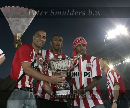 Eindhoven, 2 Mei 2007 Tweed agen na het onverwachte landskampioenschap van PSV Seizoen 2006/2007 was er een huldiging voor de PSV Selektie.
Op de foto Alex PSV met Eduardo Alcides, Jefferson Farfan
