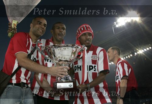 Eindhoven, 2 Mei 2007 Tweed agen na het onverwachte landskampioenschap van PSV Seizoen 2006/2007 was er een huldiging voor de PSV Selektie.
Op de foto Alex PSV met Eduardo Alcides en Jefferson Farfan