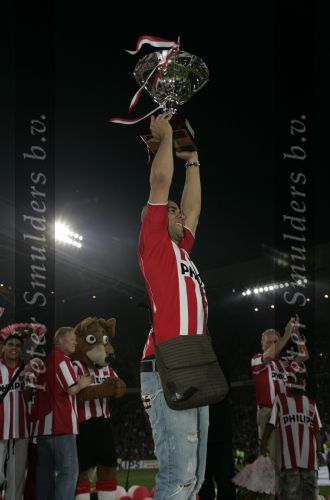 Eindhoven, 2 Mei 2007 Tweed agen na het onverwachte landskampioenschap van PSV Seizoen 2006/2007 was er een huldiging voor de PSV Selektie.
Op de foto Alex PSV met de stadsbeker